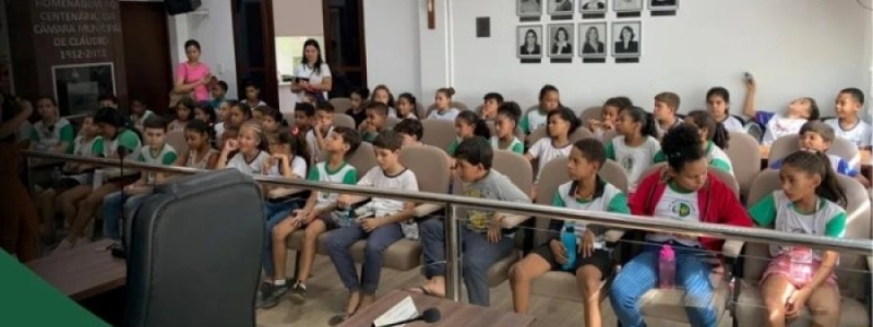 Alunos do quarto ano da Escola Municipal Maria Dias Coelho participam de 'aulão' presencial na sede da Câmara de Cláudio