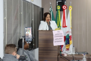 Professora torna a cobrar apoio dos Vereadores às demandas da classe relativas aos vencimentos