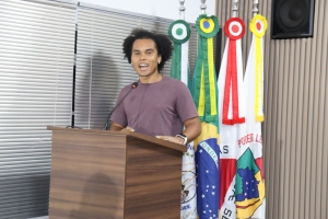 Professor faz uso da palavra e comenta a respeito de vínculo de contratados com a Educação