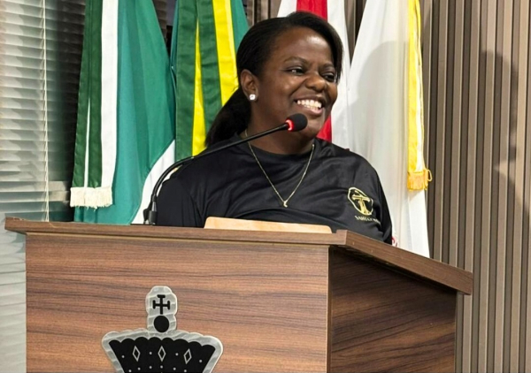 Cidadã utiliza Tribuna Livre para apresentar ações da Irmandade de Santa Cruz e pedir apoio no orçamento de 2026