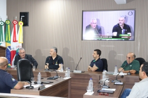 Em visita à Câmara, prefeito apresenta aos vereadores novo Secretário de Obras