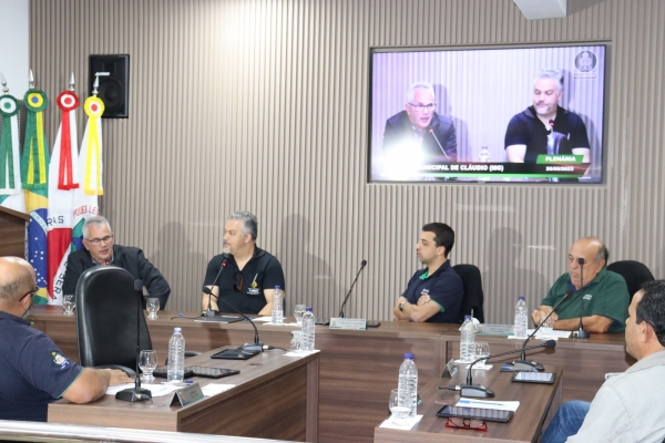 Em visita à Câmara, prefeito apresenta aos vereadores novo Secretário de Obras