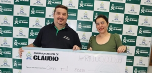 Presidente da Câmara entrega ‘cheque simbólico’ de R$ 100 mil para a APAE, fruto da economia do Poder Legislativo