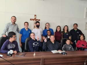 Em visita, alunos da APAE de Cláudio conhecem o funcionamento da Câmara