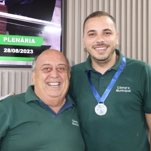 HONRARIA Presidente da Câmara entrega medalha alusiva aos 112 anos de Cláudio para vereadores