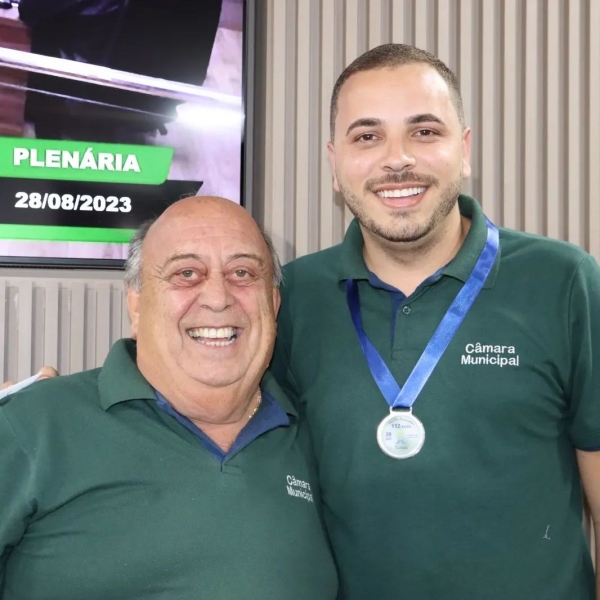 HONRARIA Presidente da Câmara entrega medalha alusiva aos 112 anos de Cláudio para vereadores
