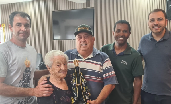Imagem de Nossa Senhora Aparecida, em peregrinação pelas empresas da cidade, chega à Câmara nesta segunda (18)