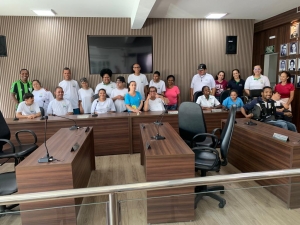 Alunos da Apae de Cláudio visitam a Câmara e recebem explicações sobre o Poder Legislativo