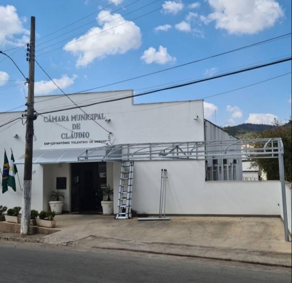 Toldos com estrutura são instalados na sede da Câmara Municipal e nos estacionamentos do Poder Legislativo