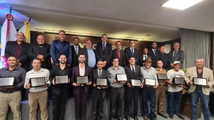 Plenário entrega títulos de Cidadania Honorária e Honra ao Mérito à personalidades